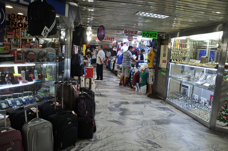 イスタンブールの長距離バスステーション「エセンレル・オトガル」で旅に必要な買い物の写真1